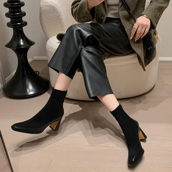 Темперамент малка квадратна глава корейската версия утягивающих ботинок2023зима нови къси ботуши на дебел висок ток от еластична велур в стил мозайка