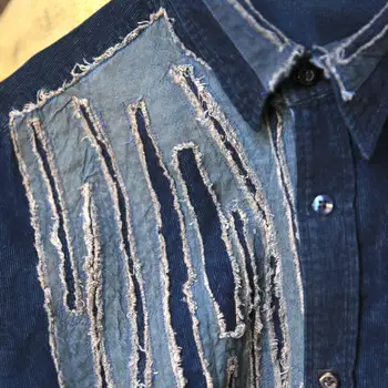 Потертая, разкъсно, за да е подходяща по цвят Мъжка риза, която е боядисана в син цвят, топ ретро стил Amekaji