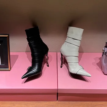 Марковите дамски обувки Есен-зима 2022, нова мода, Метален тънък ток, тока за колан, ботуши-локомотиви, демонстрационни обувки, Черен, бял цвят.