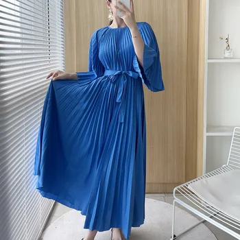 Ново синьо плиссированное рокля 2024 Есен облекло Нишевого дизайн Корейската версия на Простия модерния женски рокли с кръгло деколте и ръкав 
