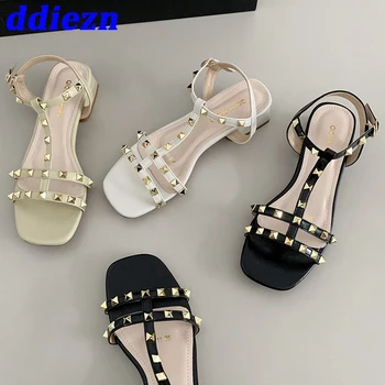 Дамски обувки с Т-образно каишка, сандали, Летни 2023, луксозни модни дамски ежедневни сандали на равна подметка с нитове и ключалката, Дамски обувки за улицата